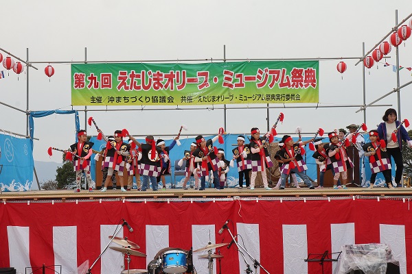 まちづくり協議会主催のイベントで踊りを披露する子ども達